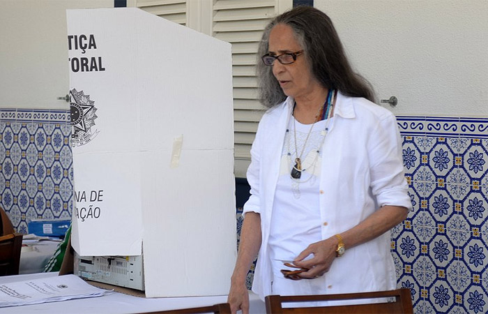 Maria Bethânia e Moraes Moreira votam no Rio de Janeiro