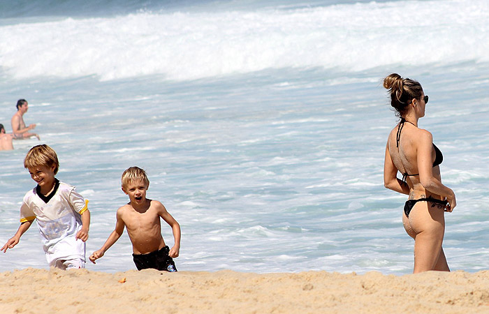 Fernanda Lima e Rodrigo Hilbert aproveitam o dia de praia em família