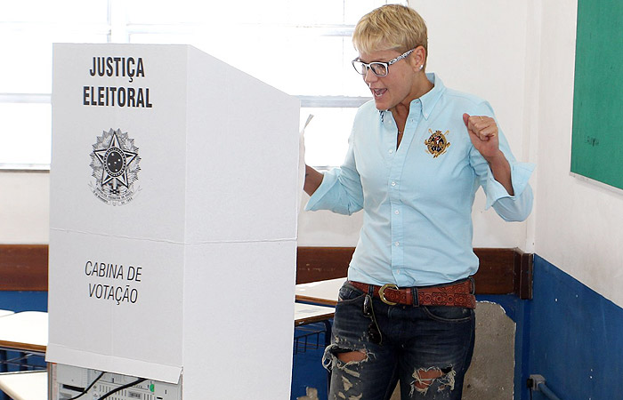 Xuxa Meneghel comemora depois de computar seu voto