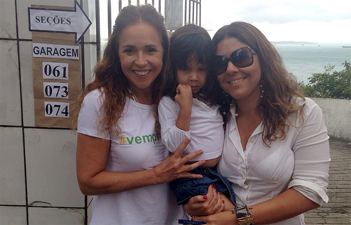 Daniela Mercury vai com a filha e a mulher à votação,