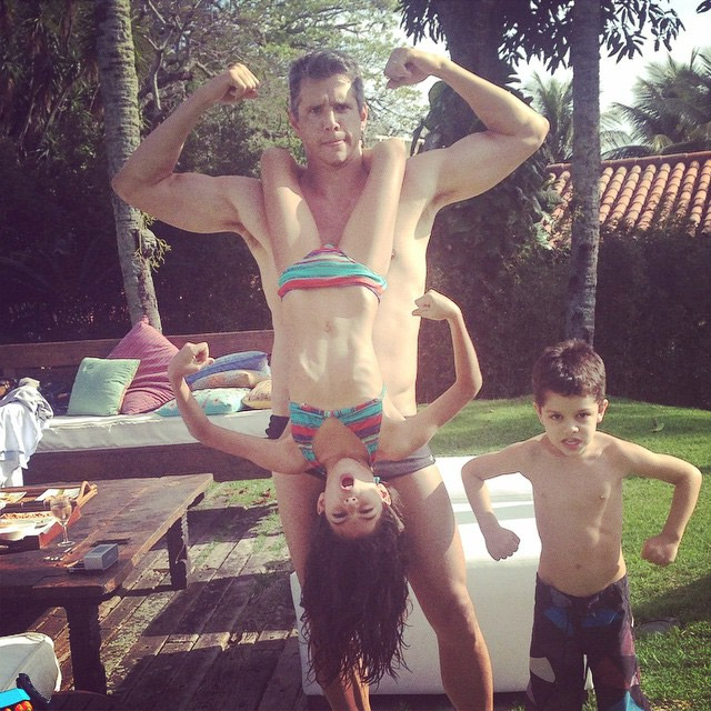 Marcio Garcia mostra a sua força em dia de piscina com os filhos