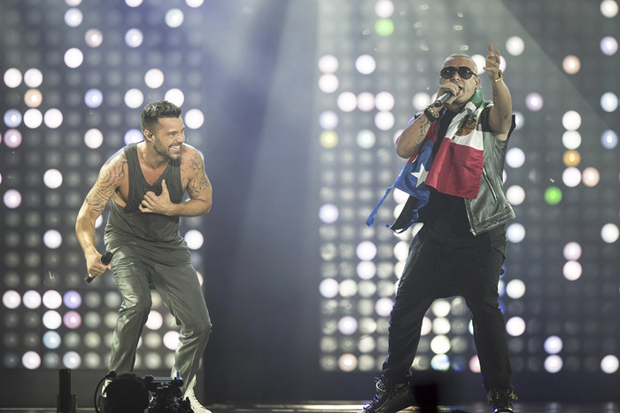 Ricky Martin deixa tatuagens e braços musculosos à mostra em show no México