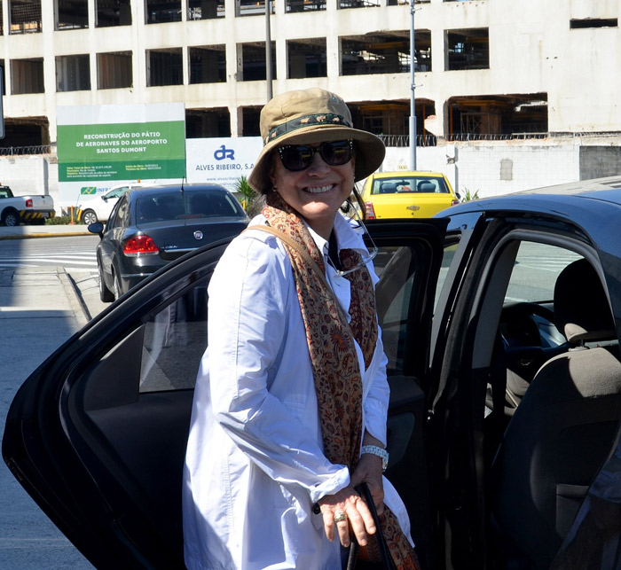 Regina Duarte chega sorridente ao Rio depois de fim de semana em São Paulo