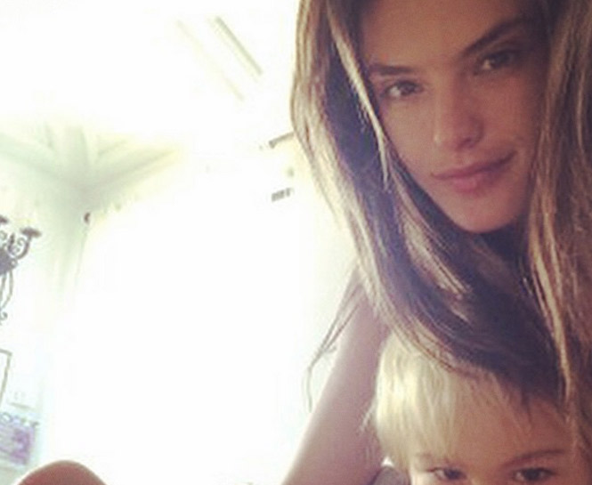  Alessandra Ambrósio tira foto em momento preguiça com o filho Noah 