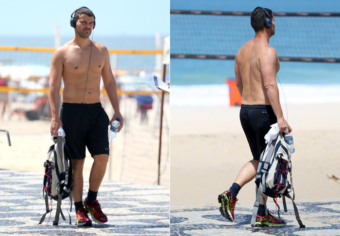 Ai, ai ai! Carlo Dalla Vecchia caminha sem camisa na orla de Ipanema