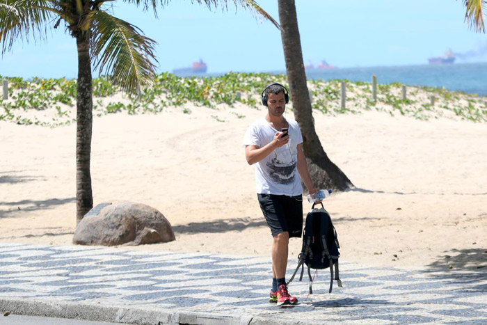 Ai, ai ai! Carlo Dalla Vecchia caminha sem camisa na orla de Ipanema