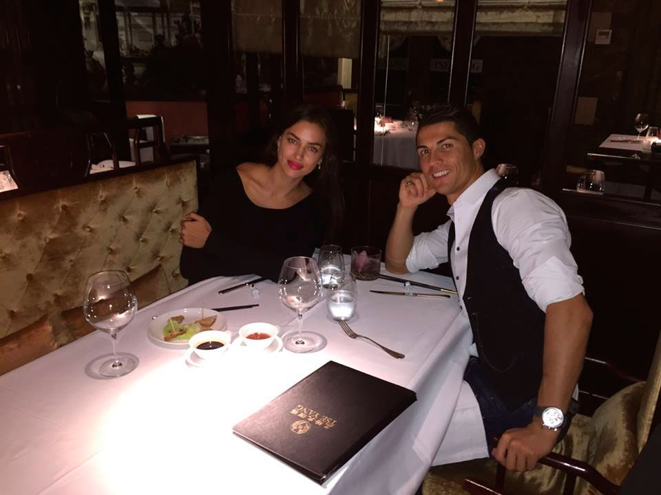 Cristiano Ronaldo posta foto de jantar romântico, com Irina