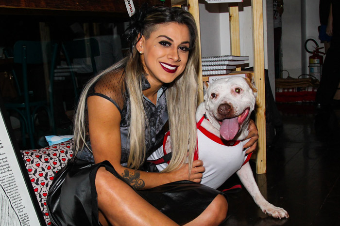 Ex-BBB Vanessa posa com pitbull em evento para animais carentes