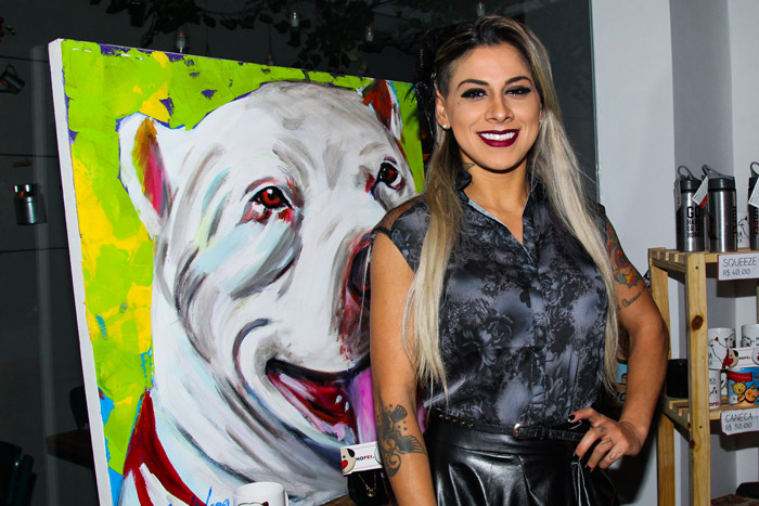 Ex-BBB Vanessa posa com pitbull em evento para animais carentes