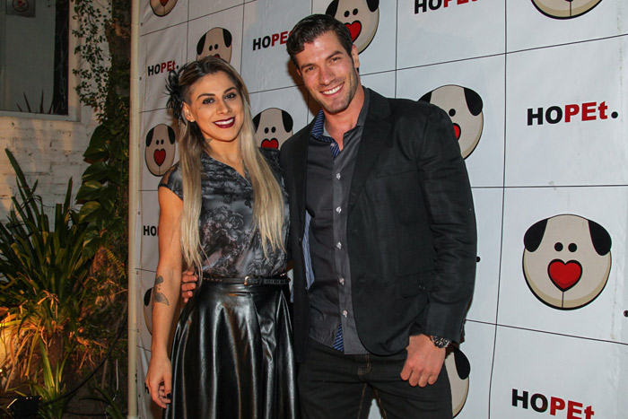 Ex-BBB Vanessa posa com pitbull em evento para animais carentes