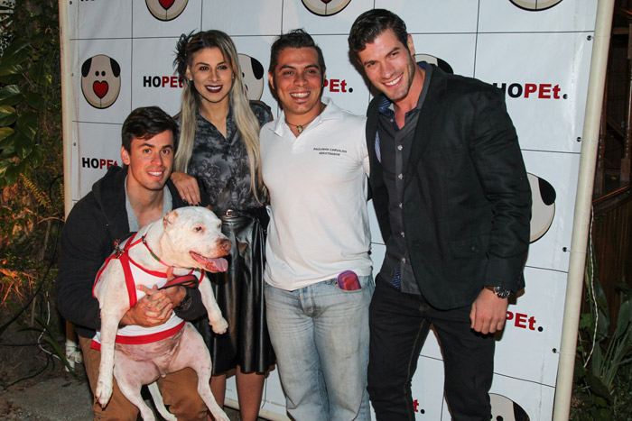 Ex-BBB Vanessa posa com pitbull em evento para animais carentes