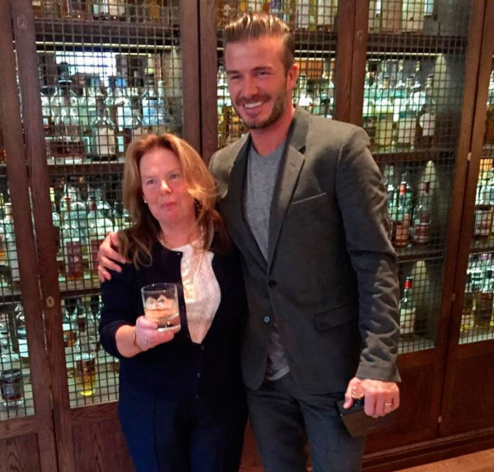 David Beckham lança sua própria marca de whisky e recebe o carinho da esposa