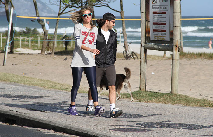  Ellen Jabour caminha com o namorado na Barra da Tijuca