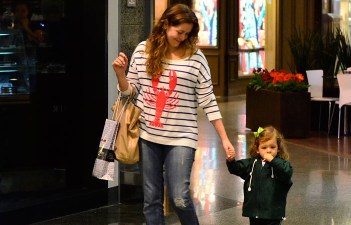  Com sacola na mão, Bianca Castanho passeia por shopping com a filha