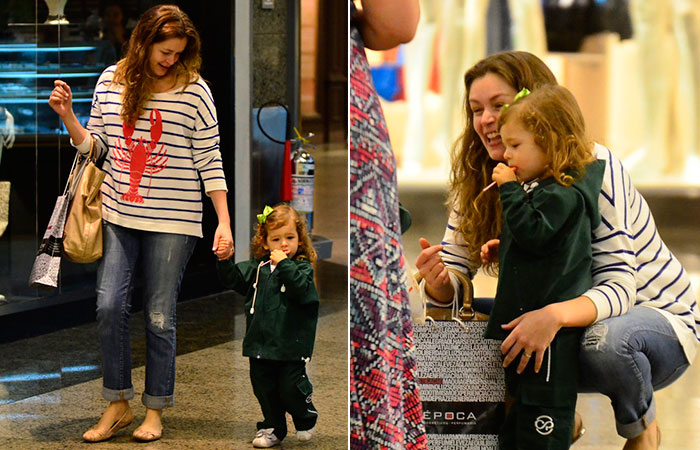  Com sacola na mão, Bianca Castanho passeia por shopping com a filha