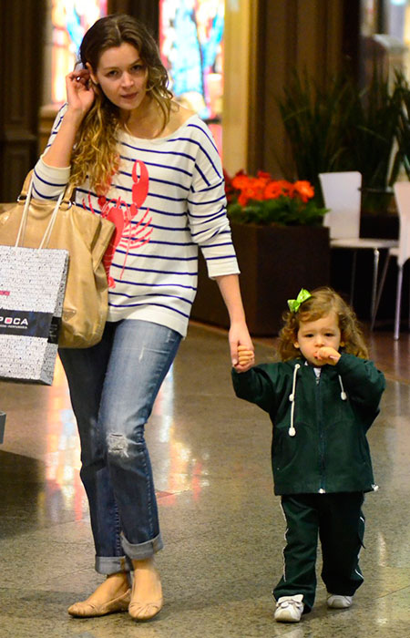  Com sacola na mão, Bianca Castanho passeia por shopping com a filha