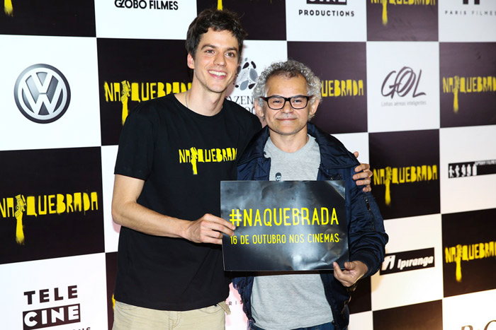 O diretor do longa, Fernando Grostein Andrade, posa com Gero Camilo, que faz uma participação no filme