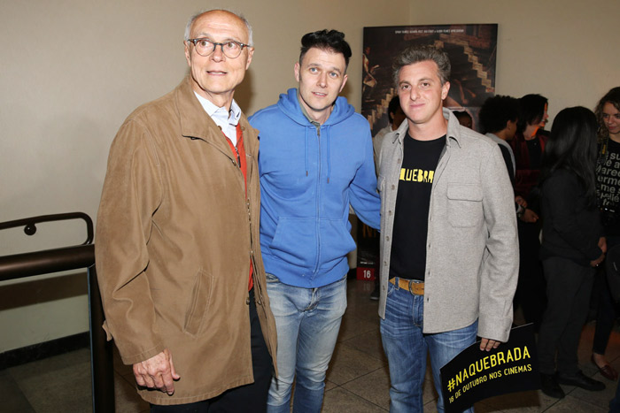 O Senador Eduardo Suplicy e o filho João posam com Luciano Huck, quem assinou a produção do longa