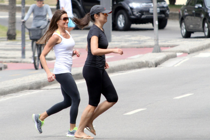 Patrícia Poeta se exercita na orla da Praia do Leblon, no Rio