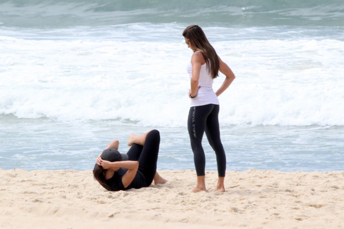 Patrícia Poeta se exercita na orla da Praia do Leblon, no Rio