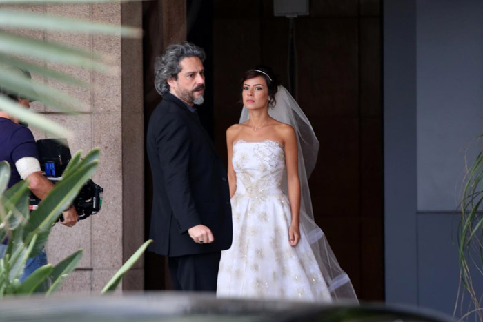 Alexandre Nero e Andreia Horta gravam as primeiras cenas do casamento de Maria Clara e Enrico