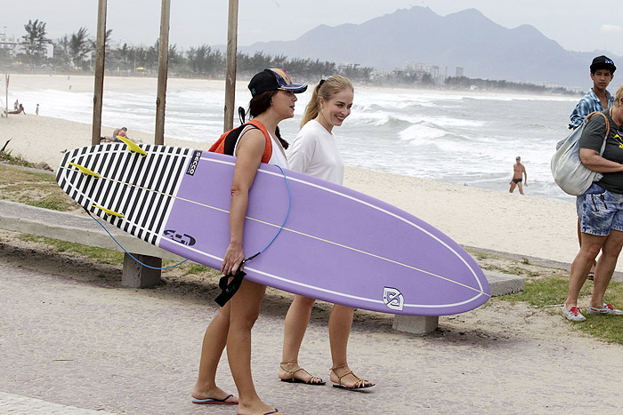 Angélica e Fabiula Nascimento aproveitam a praia em dia de gravação