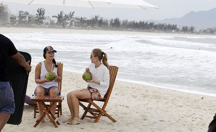 Angélica e Fabiula Nascimento aproveitam a praia em dia de gravação