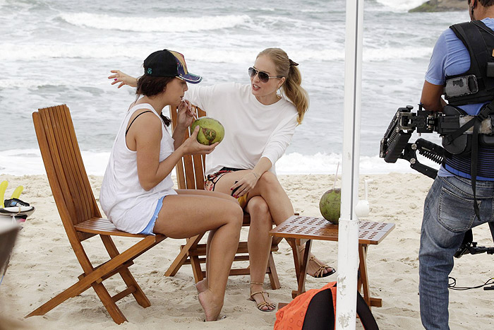 Angélica e Fabiula Nascimento aproveitam a praia em dia de gravação