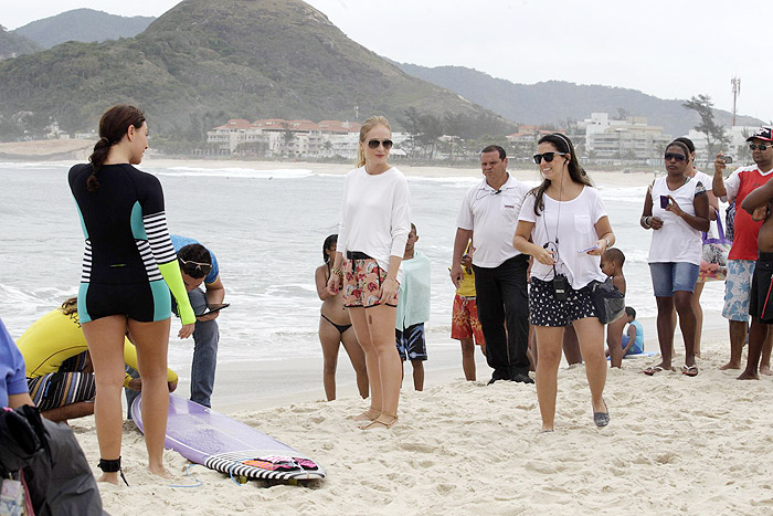 Angélica e Fabiula Nascimento aproveitam a praia em dia de gravação