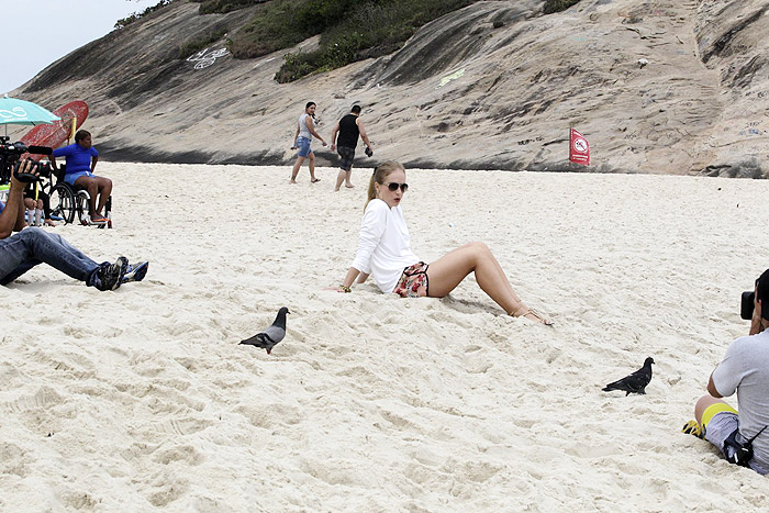 Angélica e Fabiula Nascimento aproveitam a praia em dia de gravação