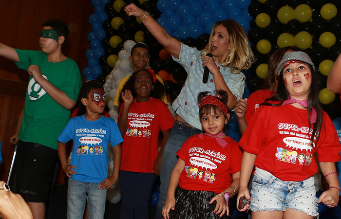  Valesca Popozuda comanda festa para crianças com câncer