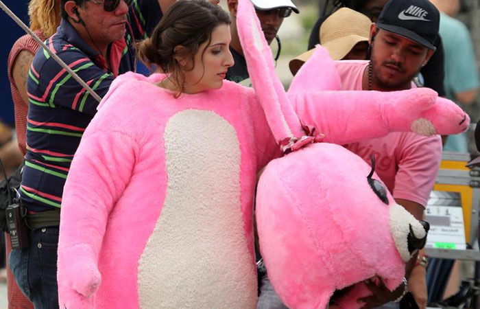 Clarice Falcão grava cena vestida de coelho rosa