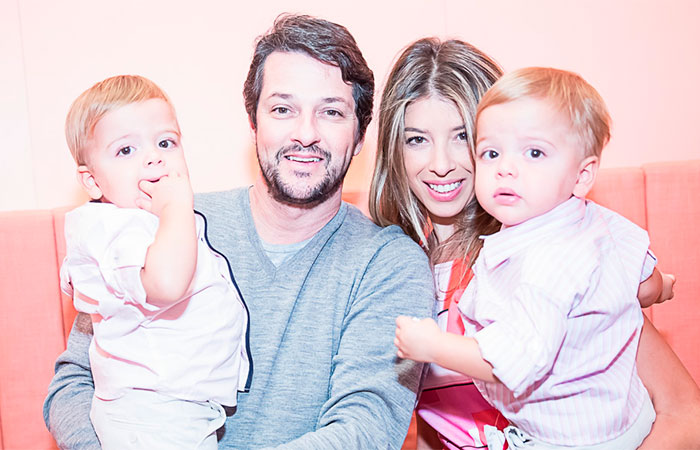 Marcelo Serrado e a esposa levam os filhos à desfile