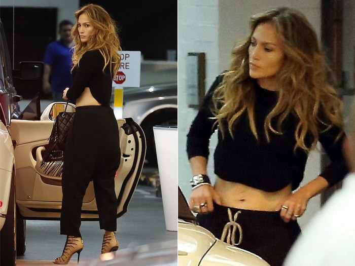 Jennifer Lopez mostra barriga definida em passeio por Hollywood
