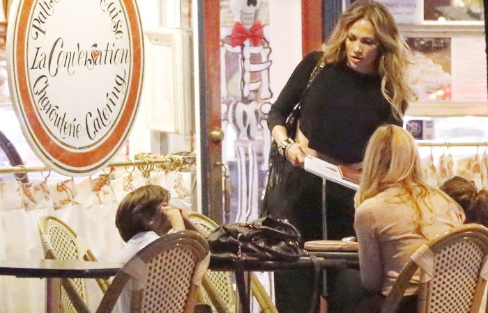Jennifer Lopez sai pra jantar com os filhos e mostra barriga definida 