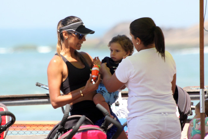 Flavia Sampaio exibe boa forma em passeio com o filho no Leblon