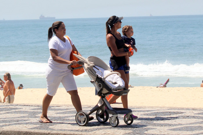 Flavia Sampaio exibe boa forma em passeio com o filho no Leblon