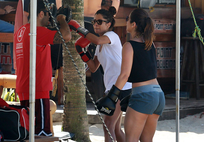 Que corpão! Grazi Massafera se bronzeia e luta boxe em praia carioca