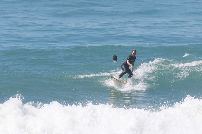 Dani Suzuki passa a manhã deslizando sobre as ondas