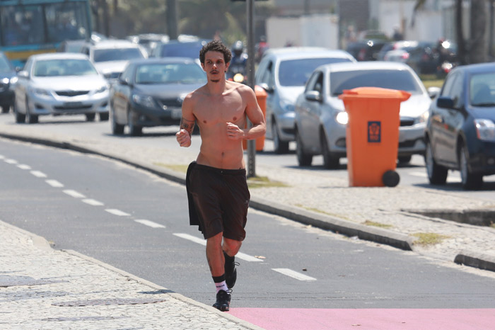 Rafael Losso exibe corpo sarado em corrida na Barra da Tijuca