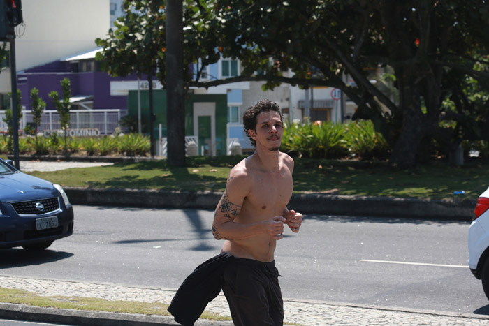 Rafael Losso exibe corpo sarado em corrida na Barra da Tijuca