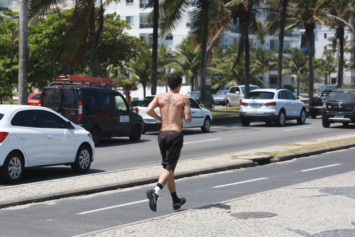 Rafael Losso exibe corpo sarado em corrida na Barra da Tijuca