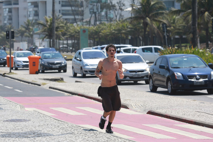 Rafael Losso exibe corpo sarado em corrida na Barra da Tijuca