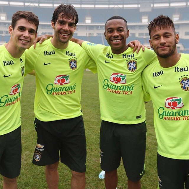 Time de estrelas! Oscar, Kaká, Robinho e Neymar posam juntos