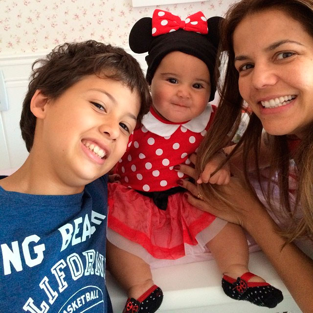  Nívea Stelmann se diverte com a filha vestida de Minnie