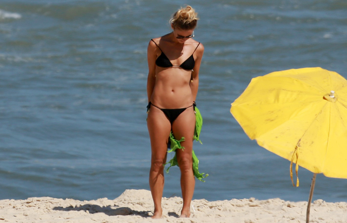 Fernanda de Freitas exibe barriga sequinha em tarde de praia no Rio