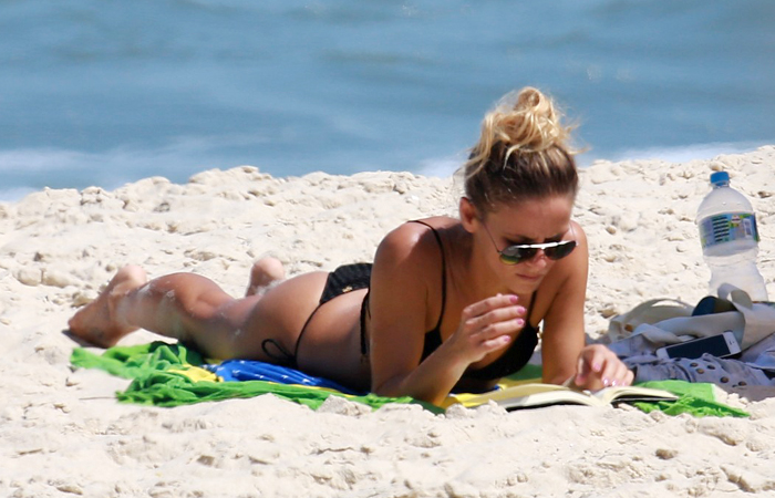 Fernanda de Freitas exibe barriga sequinha em tarde de praia no Rio