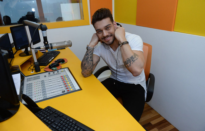 Lucas Lucco exibe topete grandão em programa de rádio