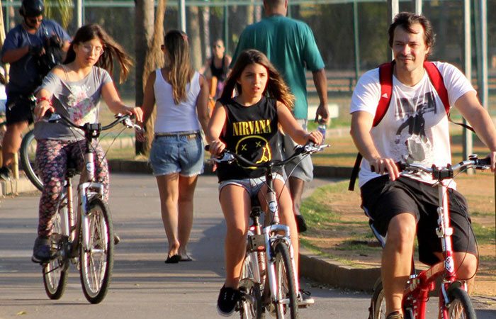  m família! Heitor Martinez anda de bicicleta com as filhas