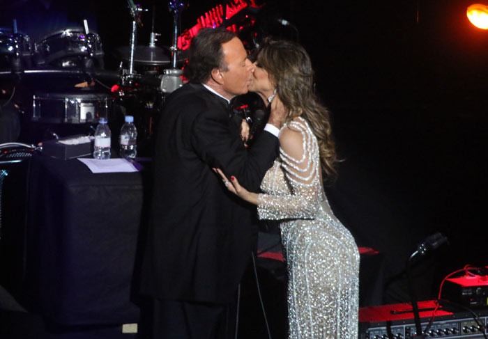 Júulio Iglesias dá beijão em vocalista do grupo Cheiro de Amor